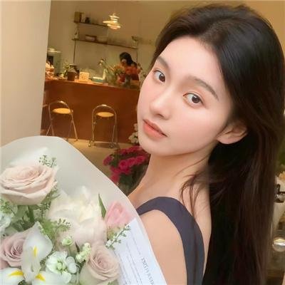 泳池里的女人